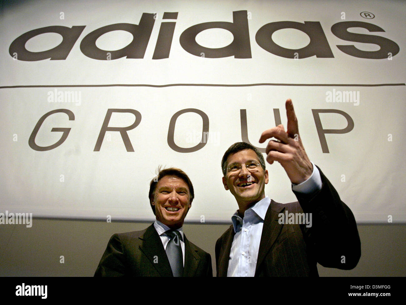 La Adidas AG presidente Herbert Hainer e capo delle finanze Robin J.  Stalker chat prima della società equilibrio conferenza stampa in  Herzorgenaurach, Germania, giovedì, 02 marzo 2006. Il tedesco di articoli  sportivi