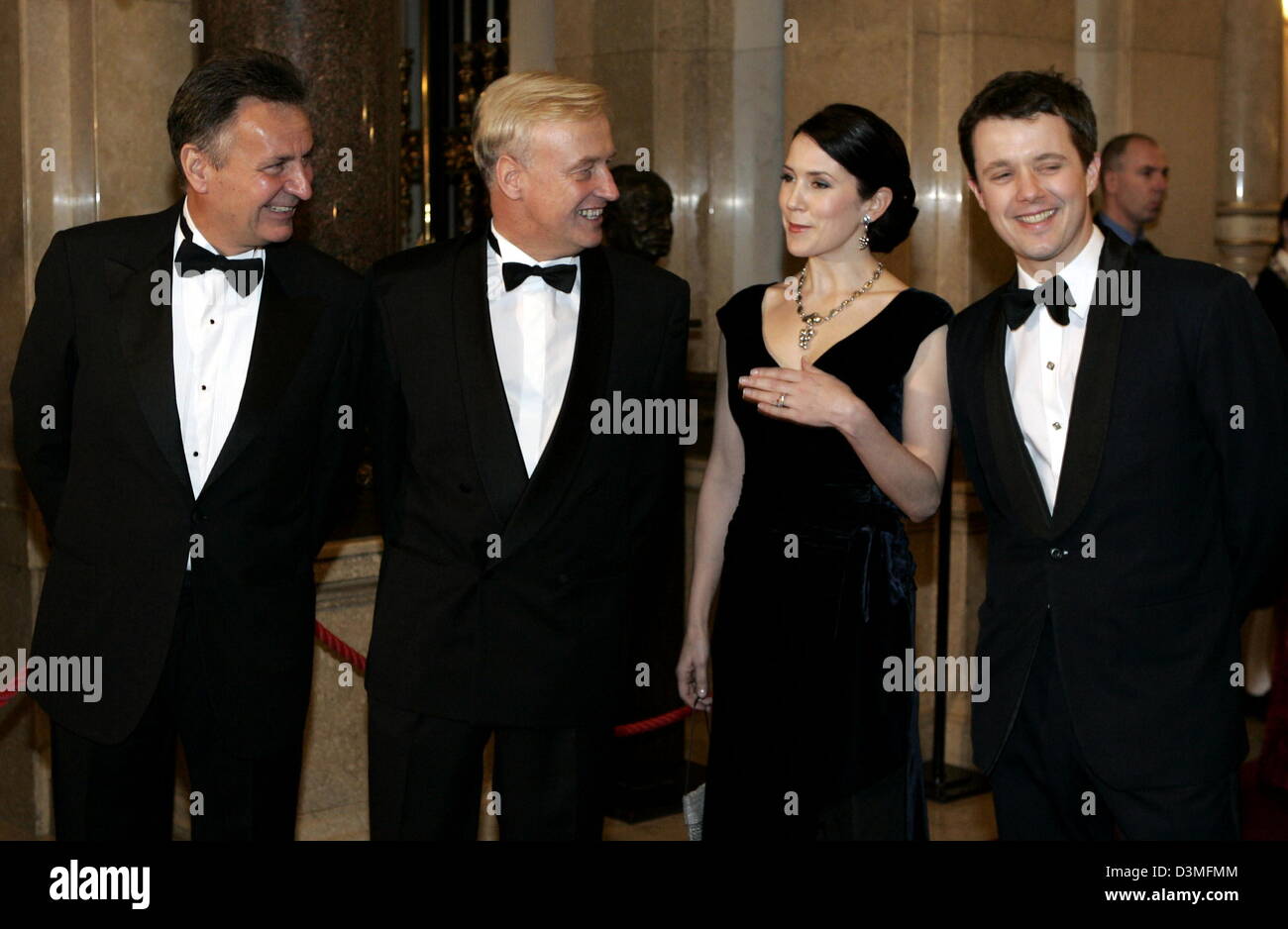 La Danimarca ha il principe ereditario Frederik (R) e sua moglie la Principessa Maria (seconda R) stare vicino ad Amburgo il sindaco di Ole VON BEUST e Michael Frenzel (L), presidente dell'azienda turistica TUI, precedendo il tradizionale Matthiae pasto presso il municipio di Amburgo, Germania, Venerdì, 17 febbraio 2006. La Corona Danese il principe e la Principessa erano stati invitati come ospiti d'onore per il pasto tradizionale ho Foto Stock