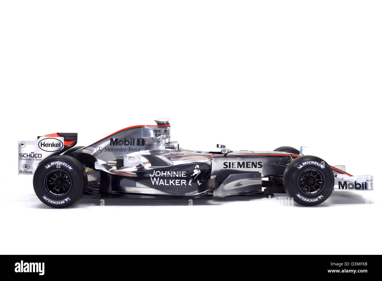 Formula One team McLaren-Mercedes presenta il nuovo design per la sua vettura da gara di Woking, Regno Unito, 10 febbraio 2006. McLaren-Mercedes inizia la gara per il titolo nel Campionato del Mondo FIA di Formula Uno 2006 con un nuovo design. Secondo il team il cromo-come argento riflettente design è unico. La McLaren ha iniziato a sviluppare e ottimizzare la tecnica per ottenere questo effetto durante la Foto Stock