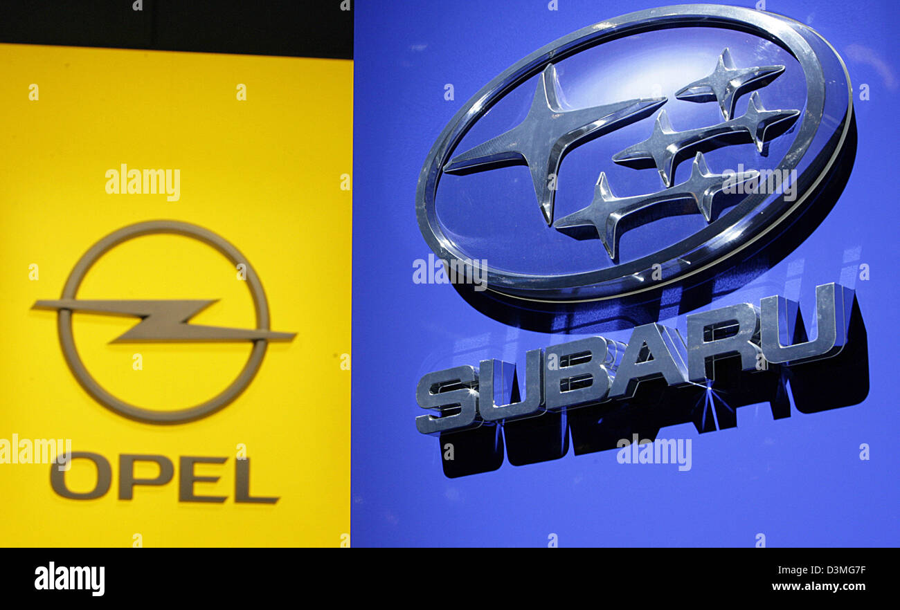 Il logos di costruttori di automobili 'Opel' (L) e Subaru raffigurato all'International Motor Show di Ginevra, Svizzera, 01 marzo 2006. Foto: Marijan Muratpo Foto Stock