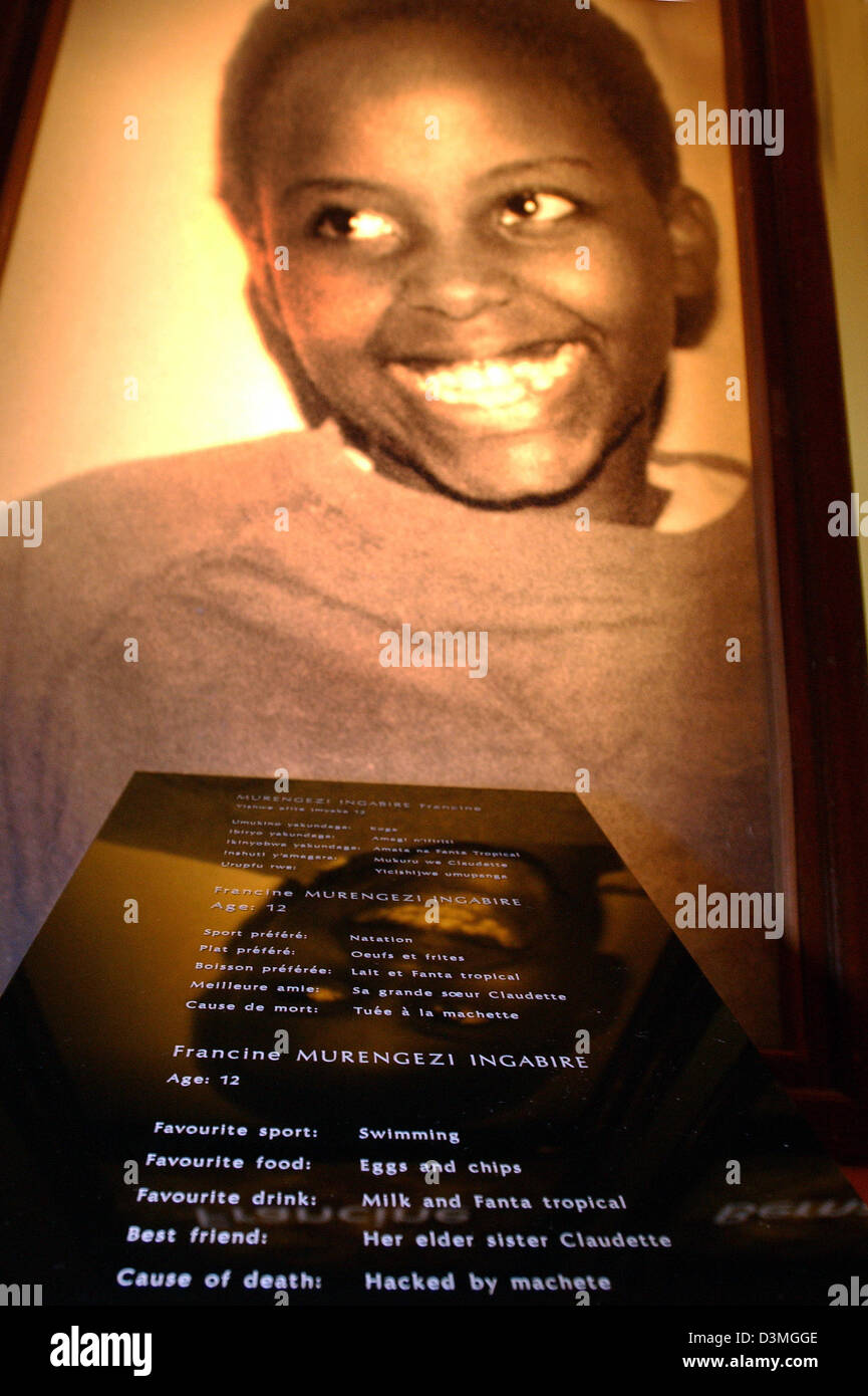 La foto mostra una fotografia di un assassinato 12-anno vecchia ragazza a livello nazionale Genocide Memorial Centre a Kigali, capitale del Rwanda, 15 gennaio 2006. Il pannello delle informazioni si legge che lei è stato ucciso con un machete. Dodici anni dopo il genocidio nel 1994, quando 800.000 è rimasto ucciso in un 100 giorno massacro tra le etnie Tutsi (12%) e Hutu (86%), la vita lentamente si normalizzano. Th Foto Stock