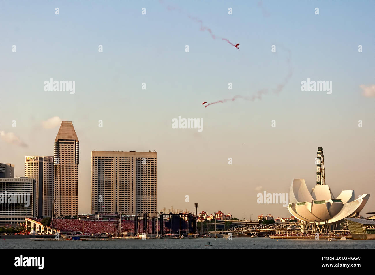 La caduta libera del paracadute di dimostrazione di Singapore durante la celebrazione della festa nazionale Foto Stock