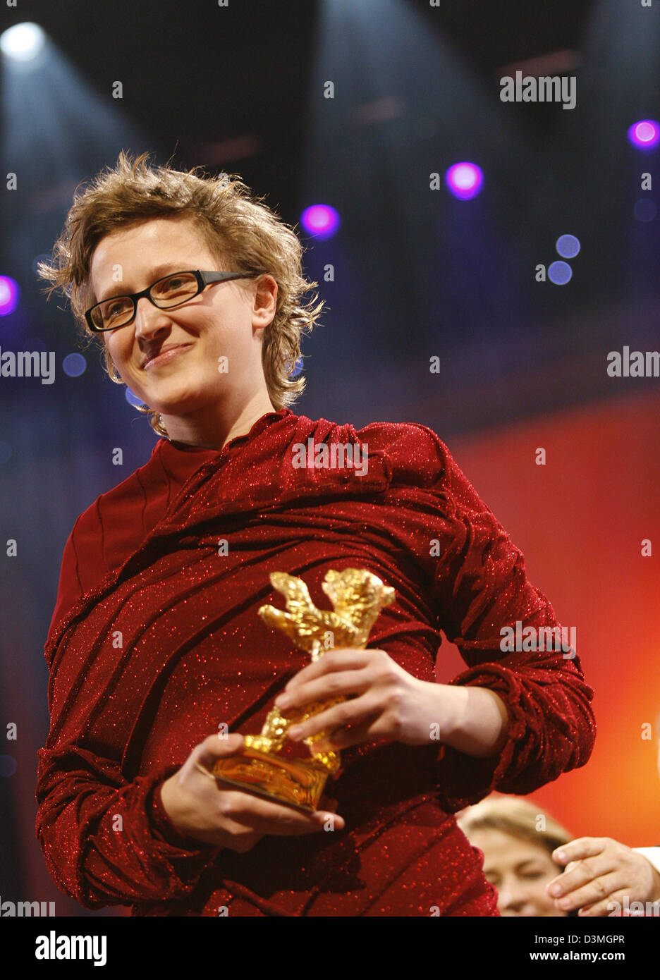 (Dpa) file - Direttore JASMILA ZBANIC mostra l'Orso d'oro è stato premiato per il suo film "Grbavica' alla cinquantaseiesima Berlinale Festival del Cinema di Berlino, 18 febbraio 2006. Foto: Jens Kalaene Foto Stock