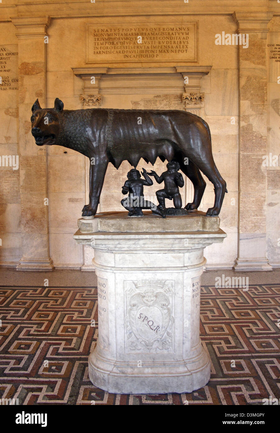 La scultura del lupo alimentando i gemelli Romolo e Remo illustrata nel Museo Capitolino a Roma, Italia, il 3 gennaio 2006. Secondo la leggenda Romolo e Remo, i figli di Rea Silvia e guerra dio Marte, venissi abbandonato presso il fiume Tevere e salvati dal lupo. Il nome della città Roma deve derivare dal suo fondatore Romolo. Foto: Lars Halbau Foto Stock