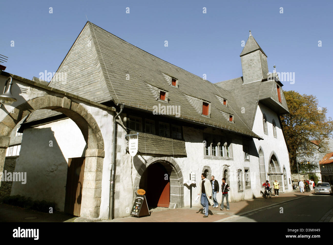 (Dpa) file visitatori passeggiata attraverso le strade medioevali di Goslar, Repubblica federale di Germania, 22 settembre 2005. Foto: Robert Fishman Foto Stock