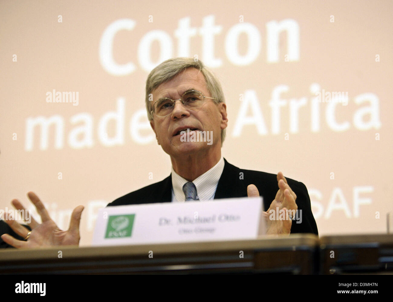Michael Otto, presidente del tedesco rivenditore di abbigliamento gruppo Otto e iniziatore del progetto "cotone - made in Africa' parla durante una conferenza stampa tenutasi ad Amburgo, Germania, Venerdì, 17 marzo 2006. Il progetto vuole stabilire nuovi modi nel trattare con la tutela ambientale e la lotta contro la povertà. L' obiettivo principale di questa iniziativa è quello di migliorare le condizioni di vita di peasan Foto Stock