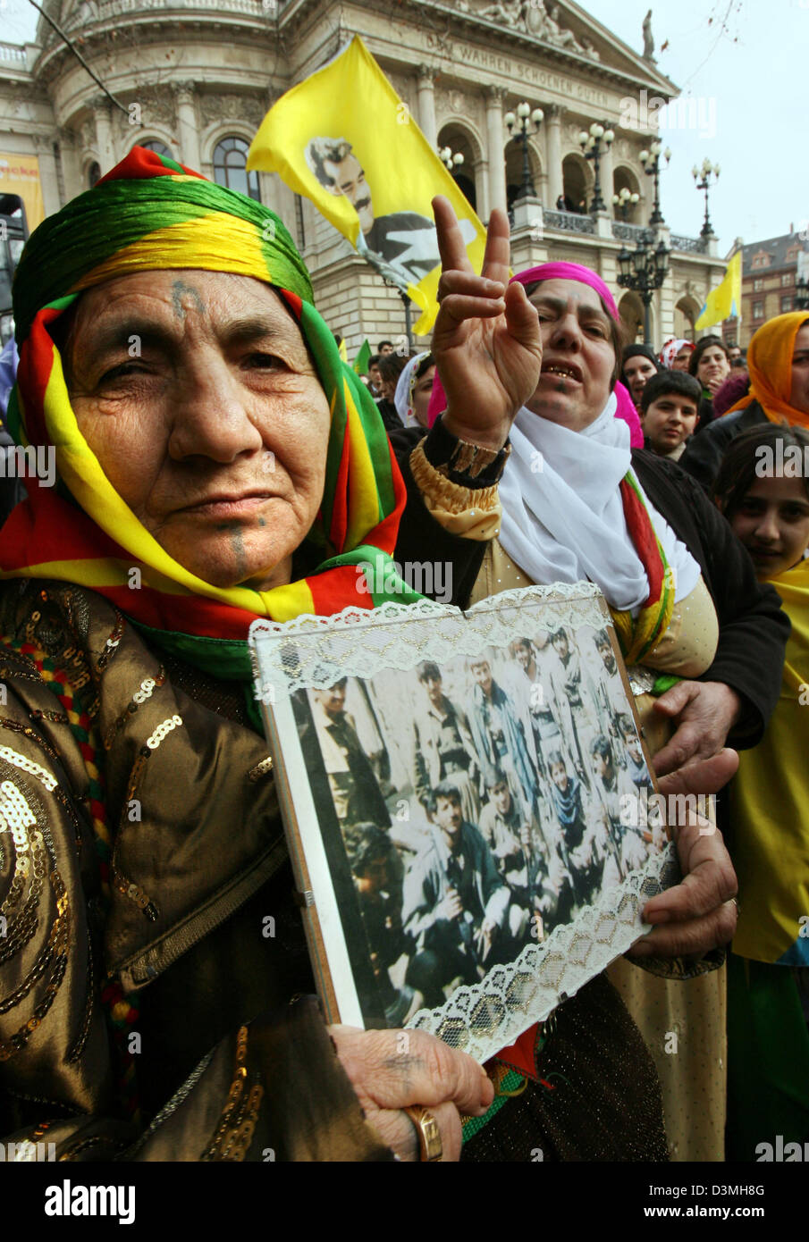 Una donna curda mostra una foto di caduto PKK fighters durante il Newroz (Nuovo Anno) celebrazioni a Francoforte, in Germania, sabato, 18 marzo 2006. La polizia conta con 25.000 partecipanti, organizzatore anche con fino a 40.000. I partecipanti desiderano anche per protestare contro la depressione dei curdi in Turchia e per l'accettazione della loro cultura e lingua. Allo stesso tempo essi richiesta per Foto Stock