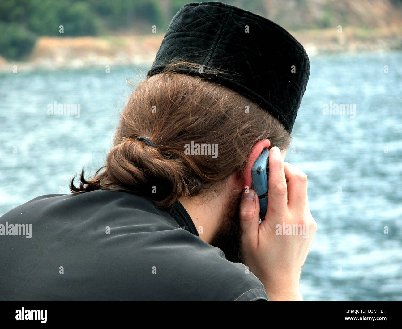 (Dpa) file - un monaco della comunità autonoma-monatic repubblica di Athos colloqui sul suo cellulare, il Monte Athos, Grecia, 13 aprile 2004. Foto: Juergen Effner Foto Stock