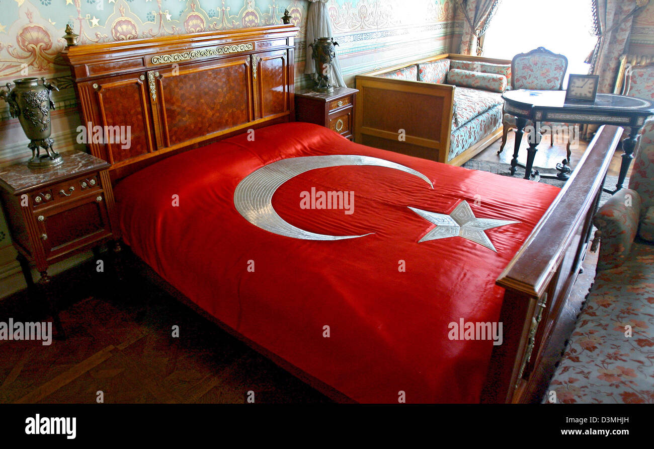 Il bagno turco bandiera nazionale copre il letto di Mustafa Kemal Atatuerk, in cui il fondatore della Turchia moderna è morto il 10 novembre 1938 presso il palazzo Dolmabahce ad Istanbul in Turchia, domenica 26 febbraio 2006. Foto: Felix Heyder Foto Stock