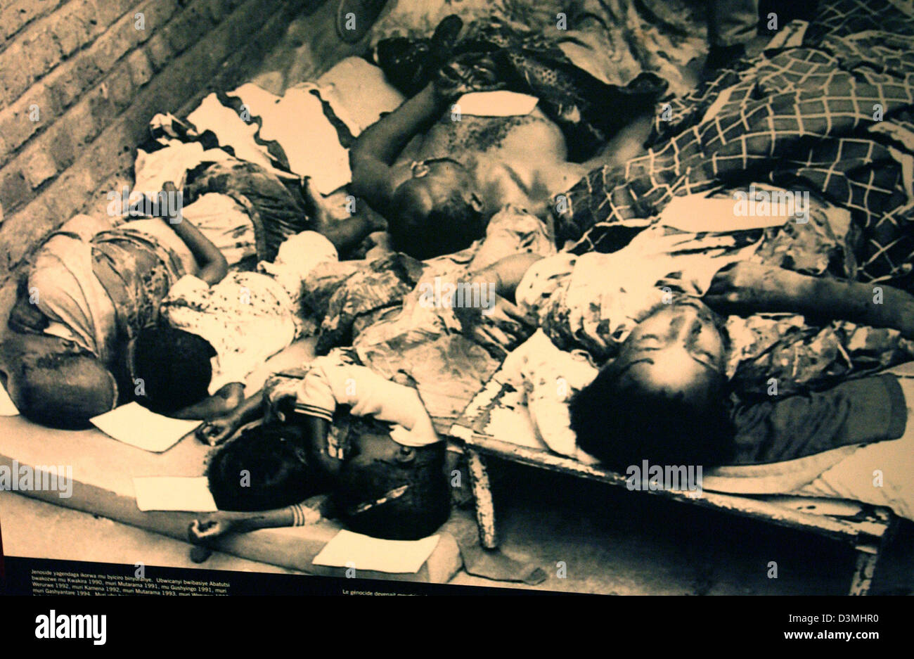 La foto mostra una fotografia di vittime del genocidio in un genocidio di Kigali, Ruanda, 15 gennaio 2006. Dodici anni dopo il genocidio nel 1994, durante la quale più di 800,000 persone cadde vittima in un 100-giorni massacro duratura tra i Tutsi e Hutu, la situazione nel paese si sta lentamente tornando alla normalità. Considerando che la situazione politica si è stabilizzato, t Foto Stock