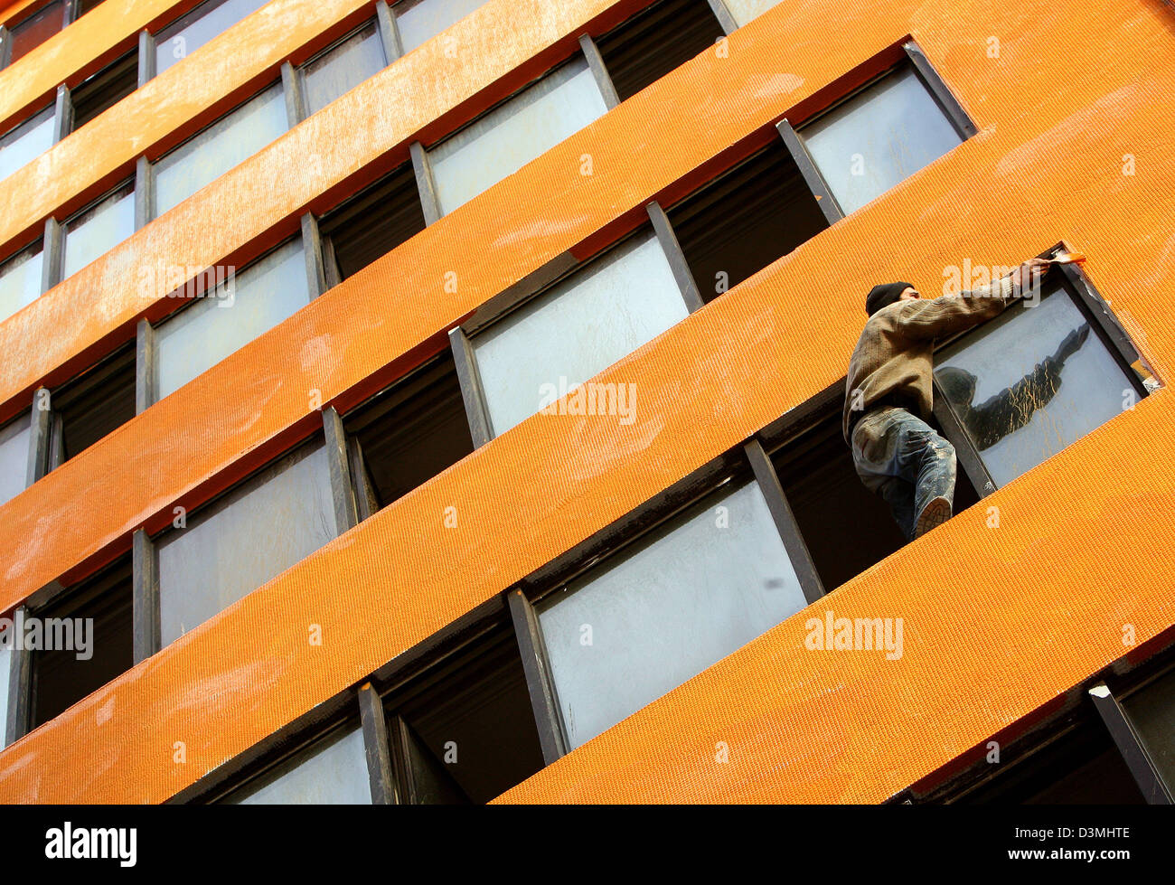 Un uomo cappotti di una facciata di un highriser senza protezione presso il centro cittadino di Istanbul, Turchia, domenica 26 febbraio 2006. Foto: Felix Heyder Foto Stock