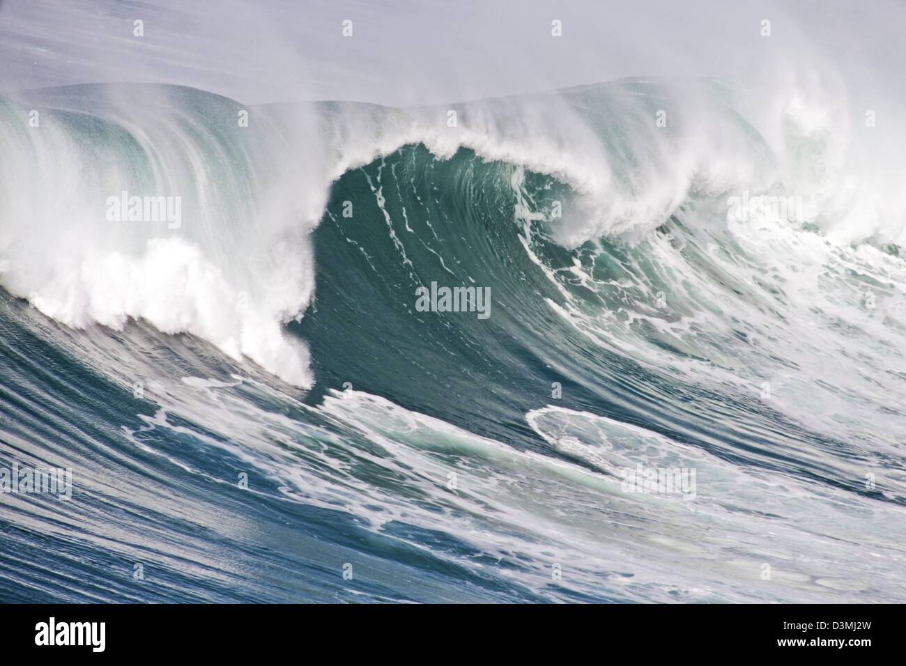 Incredibile enorme ondata all'oceano atlantico Foto Stock