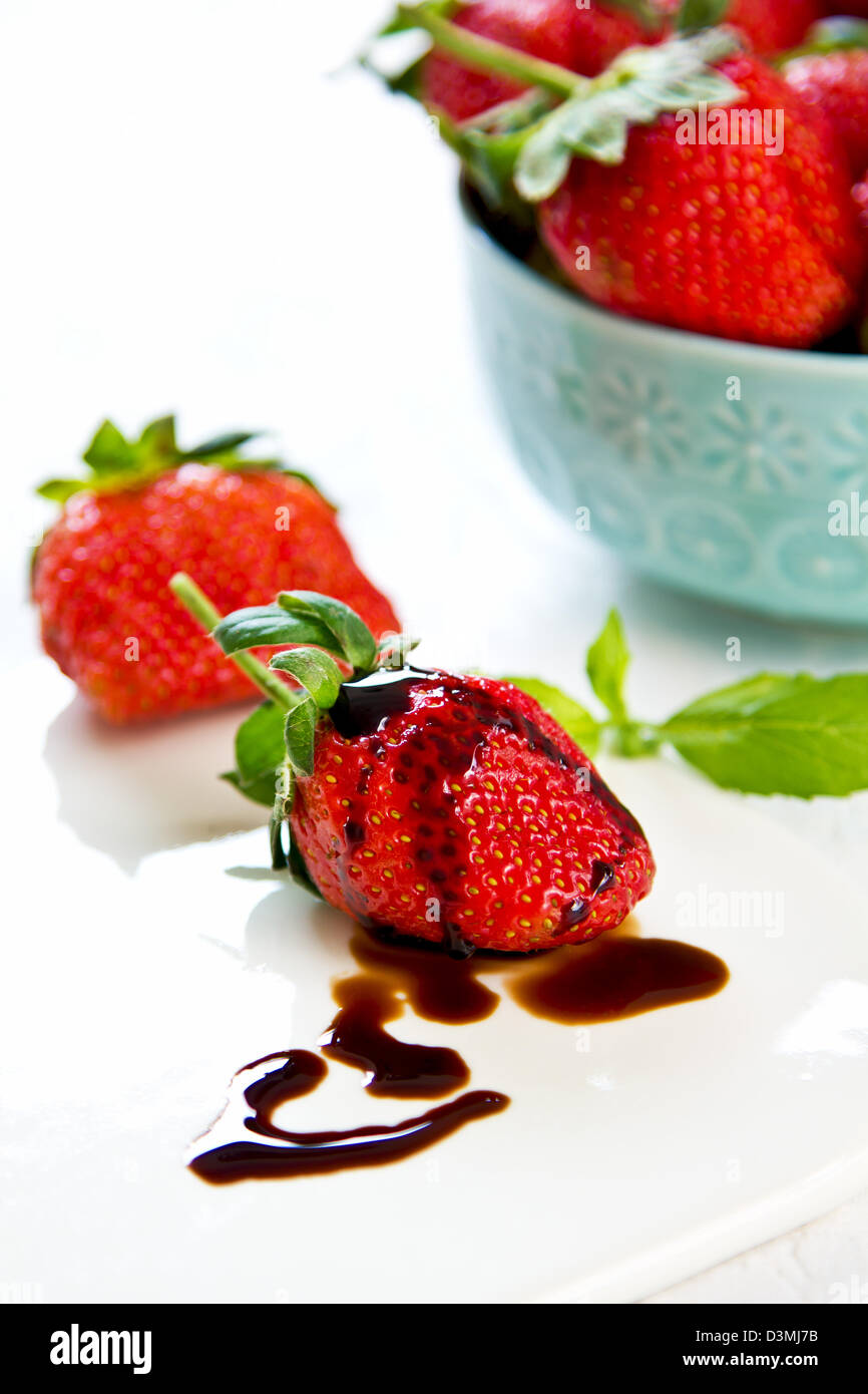 Fragola con salsa di aceto balsamico e basilico Foto Stock