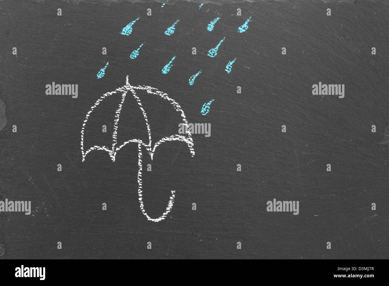 Chalk disegno di un ombrello e gocce di pioggia su lavagna Foto Stock