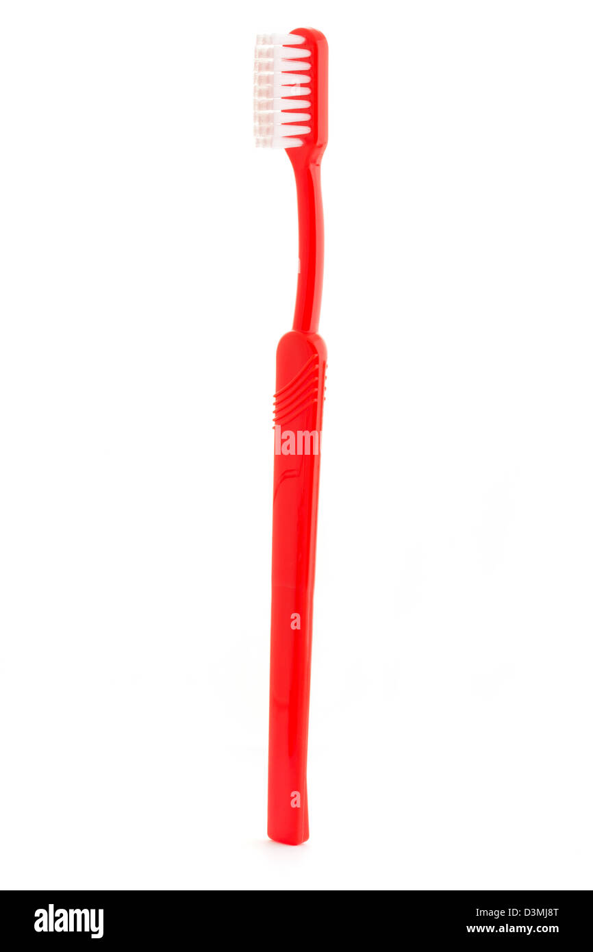 Unico spazzolino rosso su sfondo bianco Foto Stock