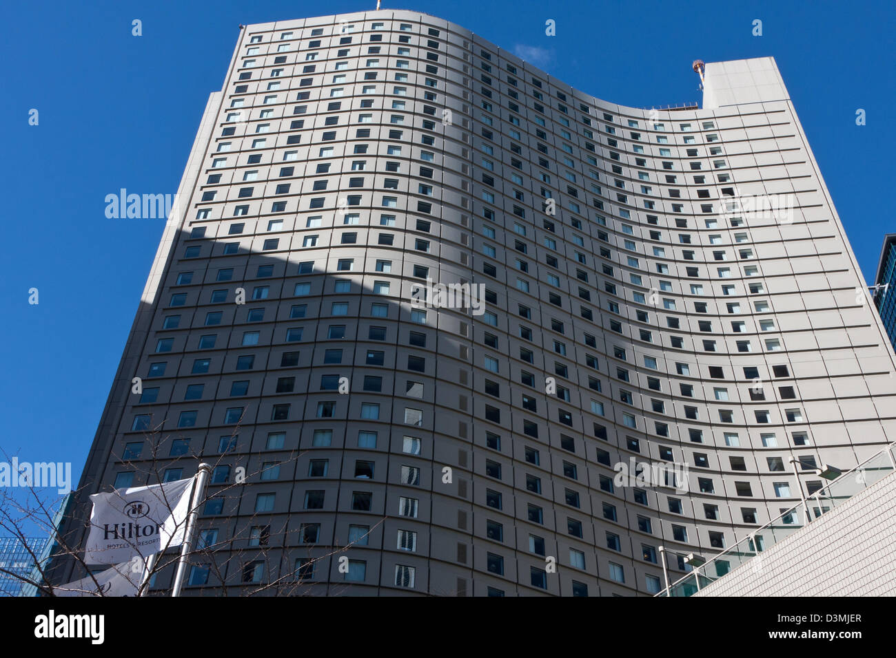 L'architettura curva dell'Hilton Hotel a Shinjuku, Tokyo, Giappone. Foto Stock