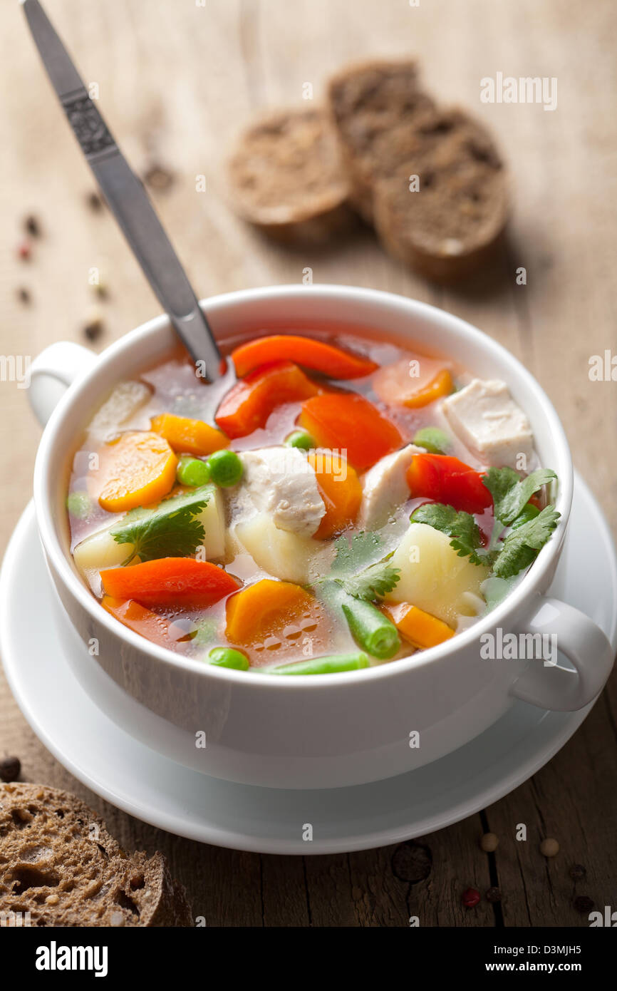 Zuppa di pollo con verdure Foto Stock