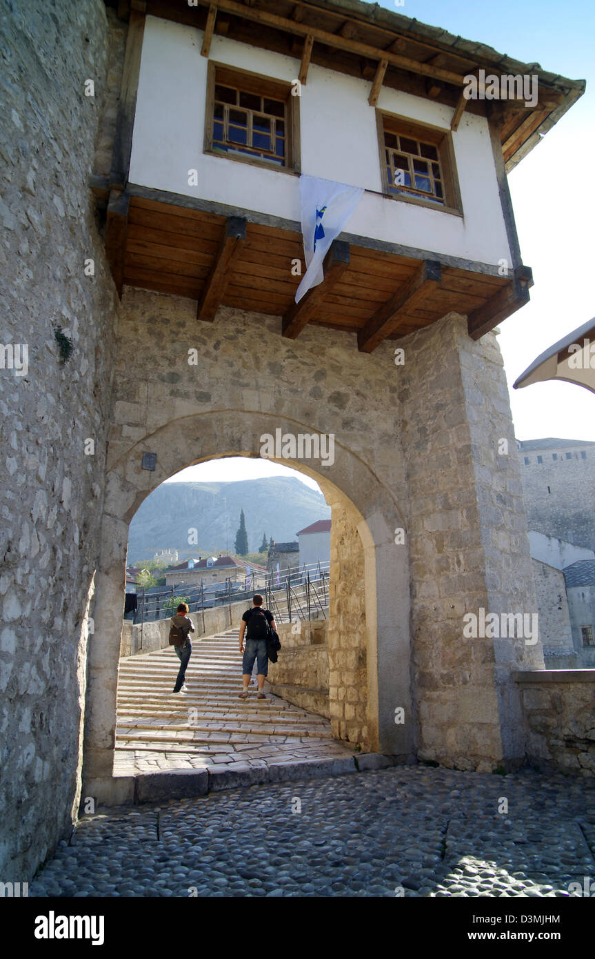 Ponte Vecchio - costruito nel XVI secolo a Mostar, in Bosnia ed Erzegovina. Attraversa il fiume Neretva collega musulmani e cristiani Foto Stock