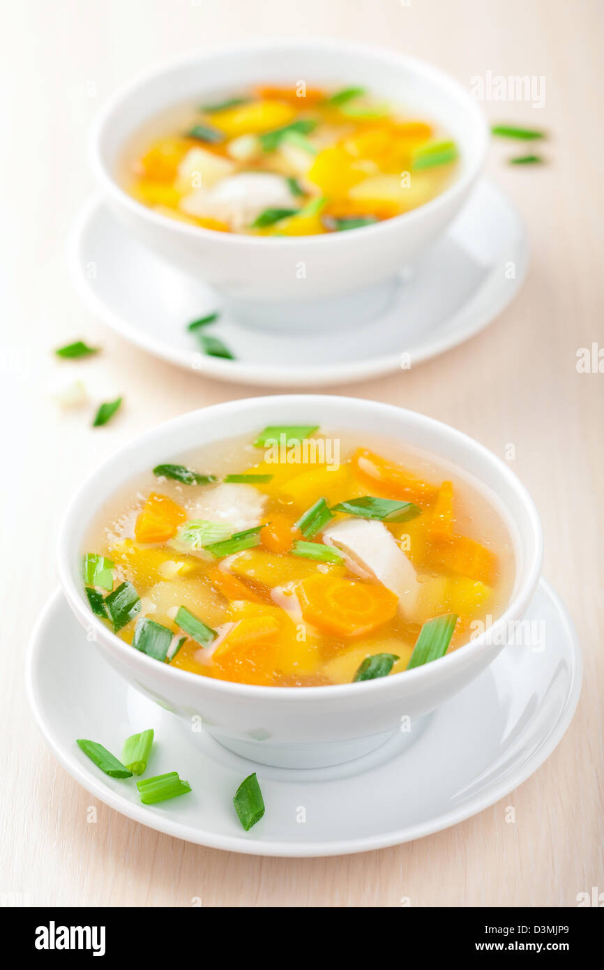 Zuppa di pollo con verdure Foto Stock