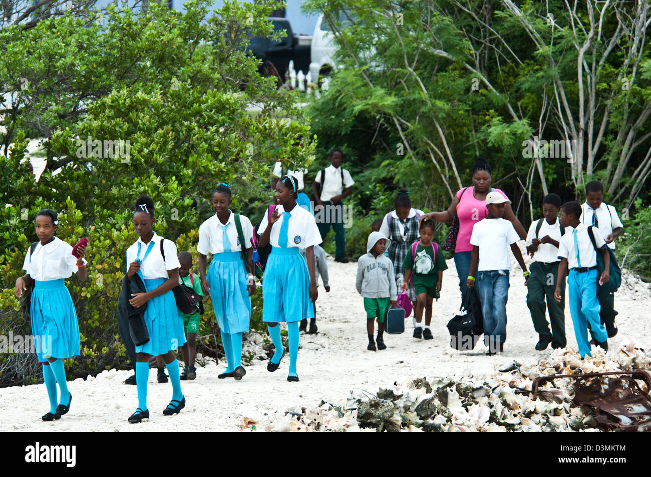 Scuola delle Bahamas bambini passeggiate alla classe indossando le loro uniformi, Andros Isola Bahamas Foto Stock