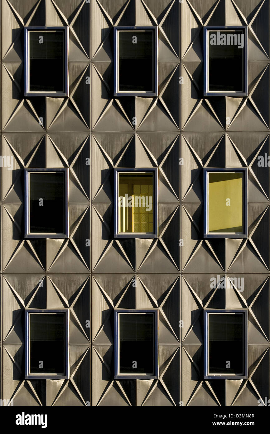 Un coloratissimo set geometrico di Windows su un Pittsburgh, Pennsylvania edificio. Foto Stock