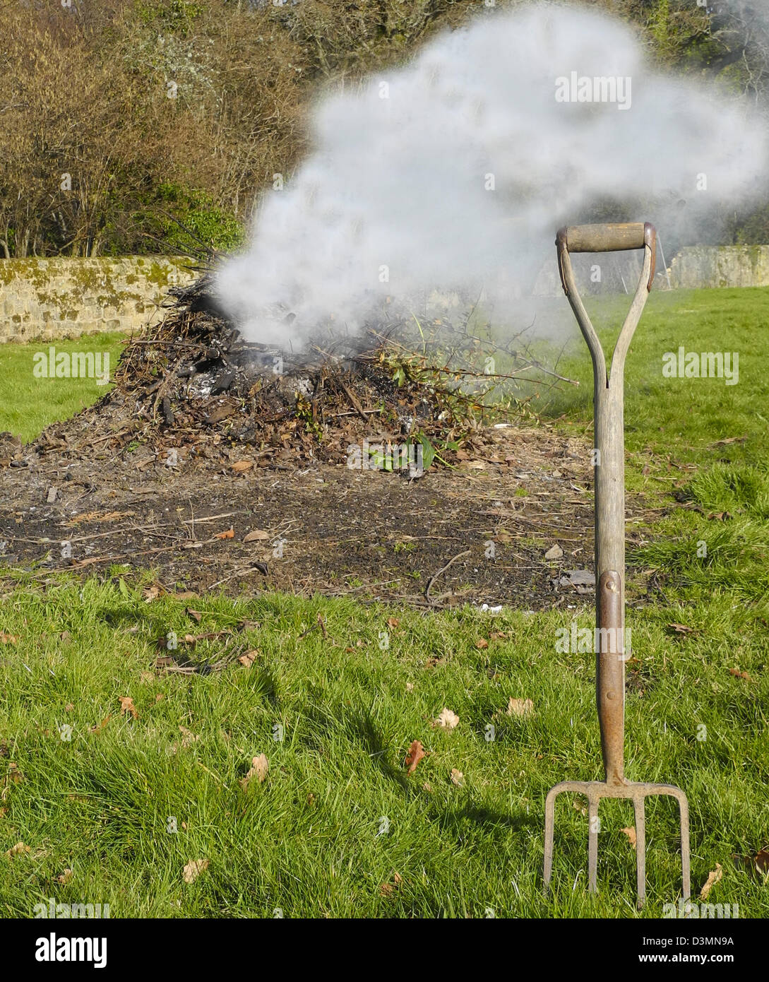 Un giardino falò - Masterizzazione di scarti da giardino Foto Stock