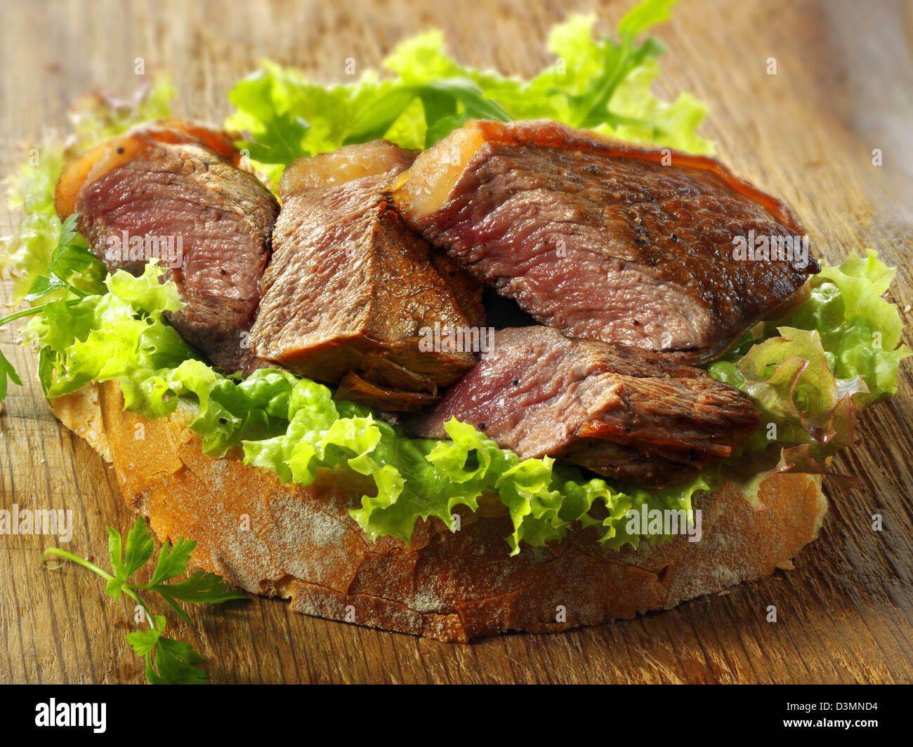 Bistecca di controfiletto sandwich e insalate Foto Stock
