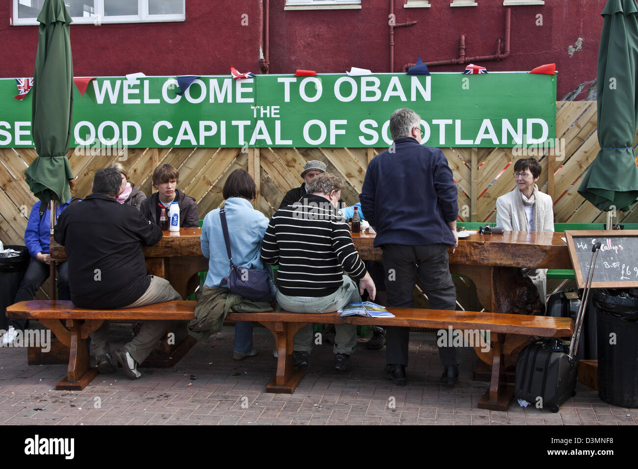 Oban, Scozia, quayside sala da pranzo alfresco sulla banchina cittadina di Oban. Frutti di mare, granchi, gamberi Foto Stock