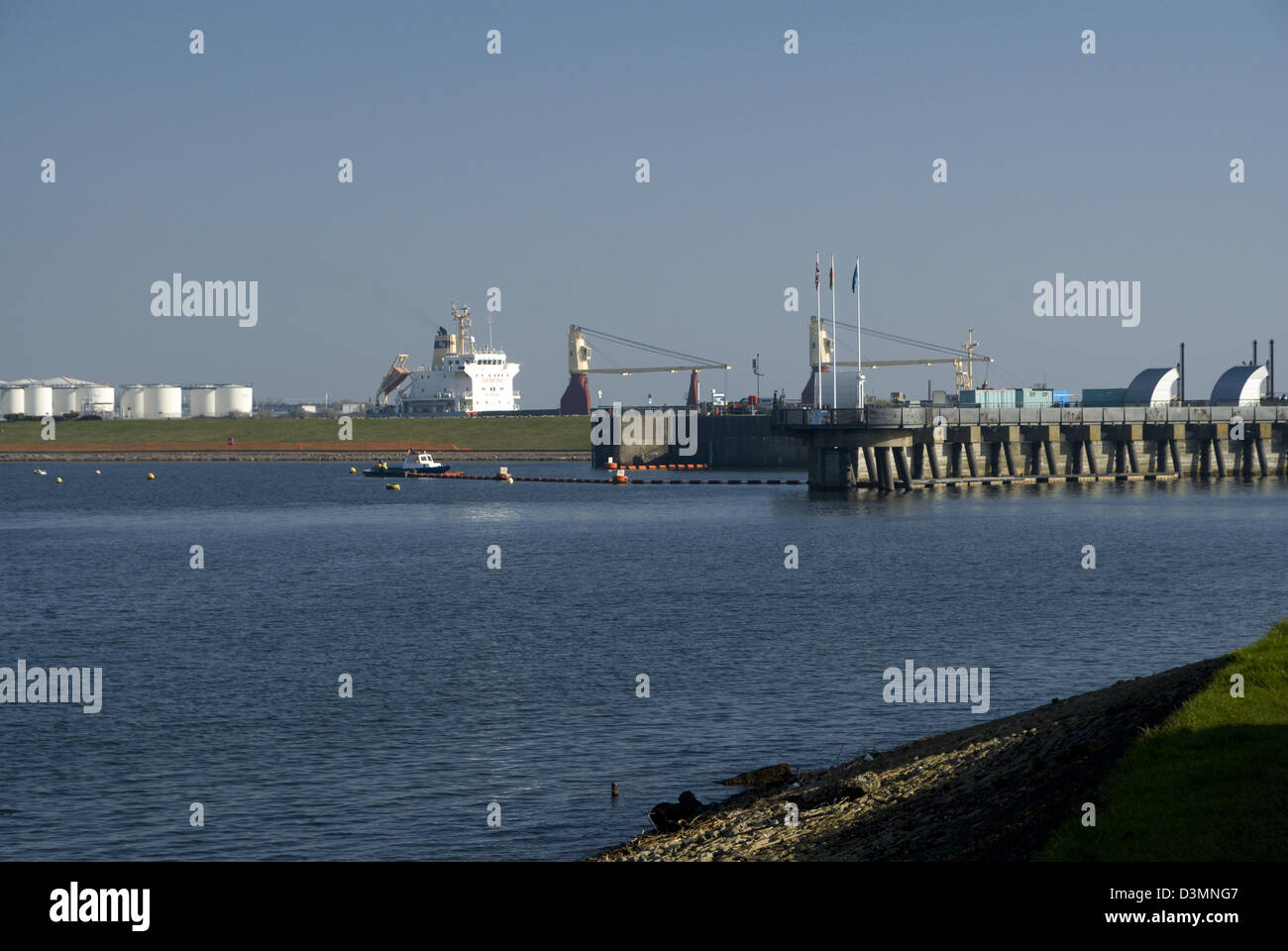 Nave mercantile il greta c passando il seaward lato della baia di Cardiff barrage South wales uk Foto Stock
