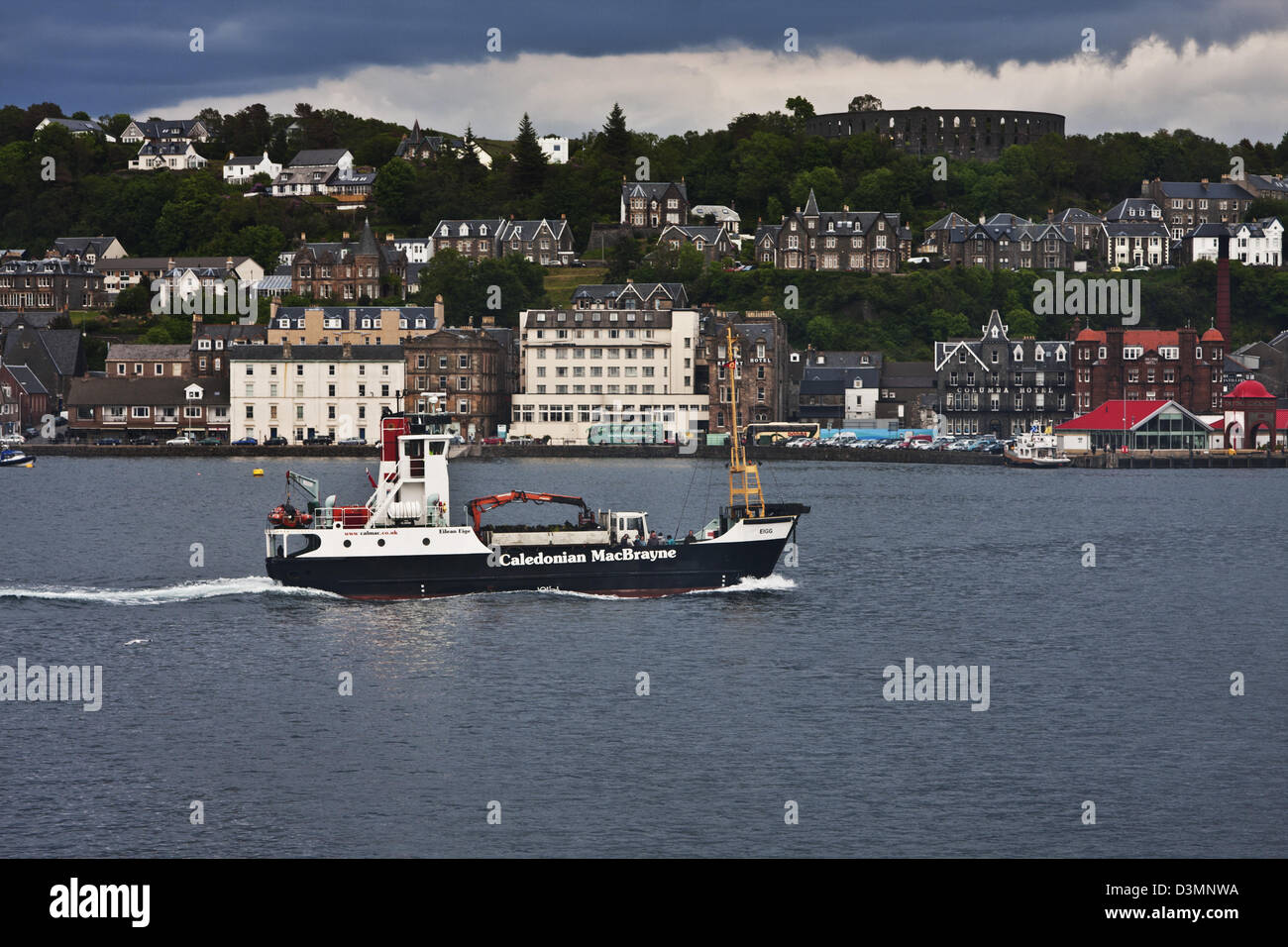 Oban, Scozia, Il Caledonian MacBrayne traghetti Isola di Eigg passa dal waterfront edifici del porto di Oban. Foto Stock