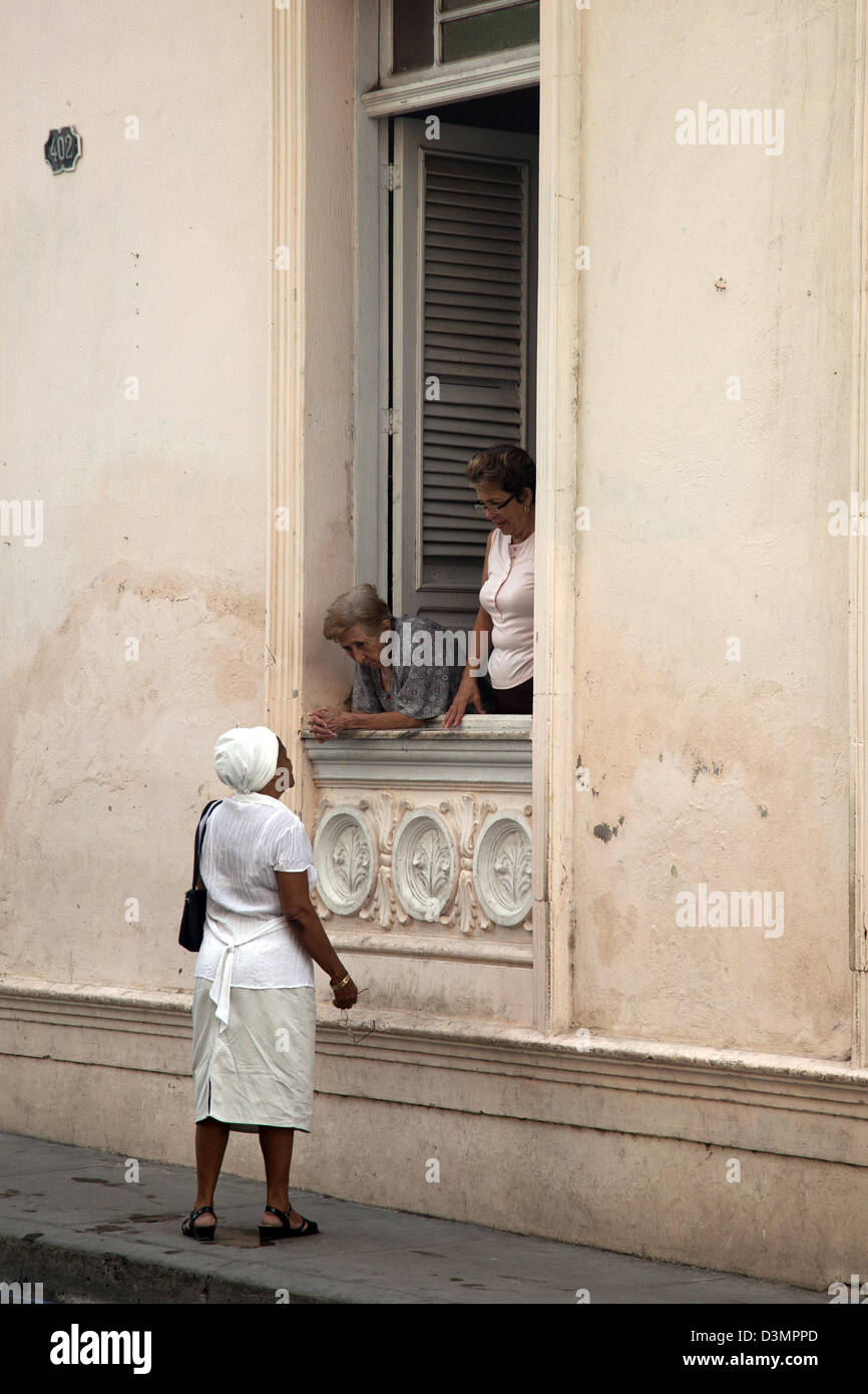 Persone anziane donne cubane nella finestra parlando di nero donna afro-cubane in Santago de Cuba, Cuba, dei Caraibi Foto Stock