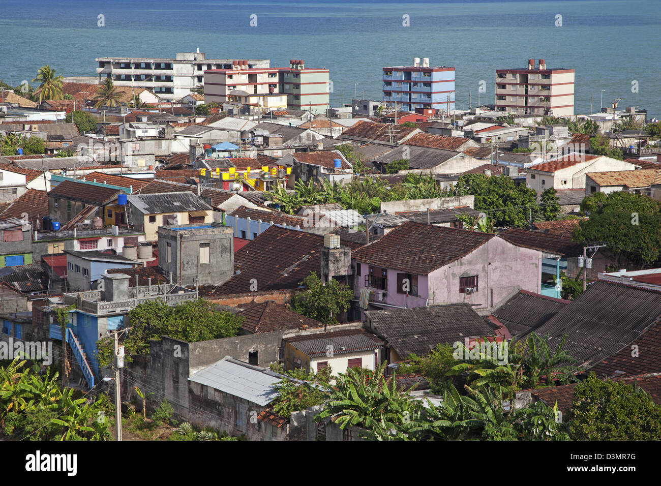 Vista sulla città Baracoa con i suoi appartamenti in stile Sovjet e la baia di miele / Bahía de Miel, provincia di Guantánamo, a Cuba Foto Stock