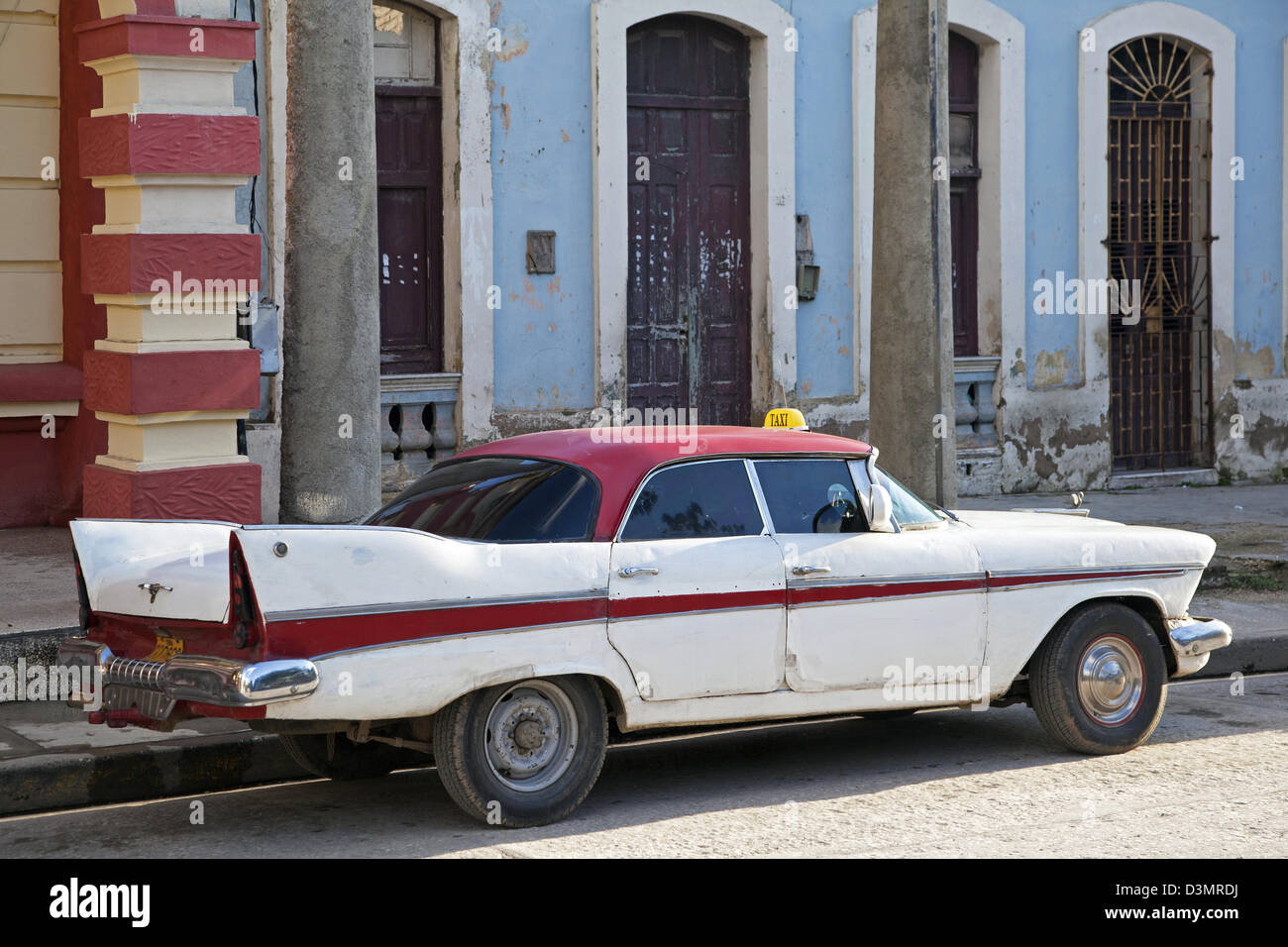 Vecchia degli anni cinquanta vintage americano auto / Yank serbatoio utilizzato come taxi a Holguin, Cuba, Caraibi Foto Stock