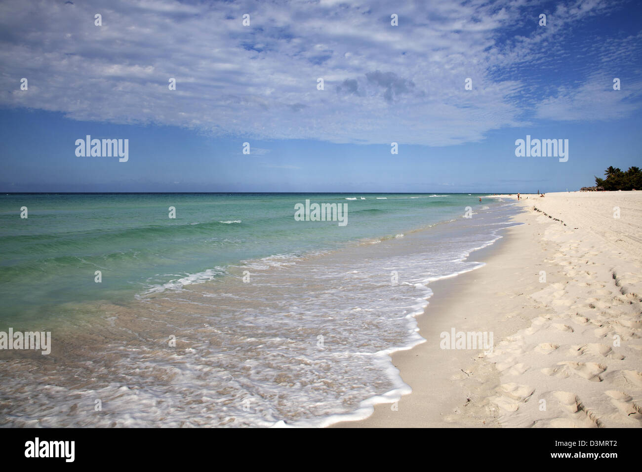 Acqua azzurra dell'Oceano Atlantico e spiaggia tropicale presso la località balneare di Varadero / Playa Azul, Matanzas, Cuba, Caraibi Foto Stock