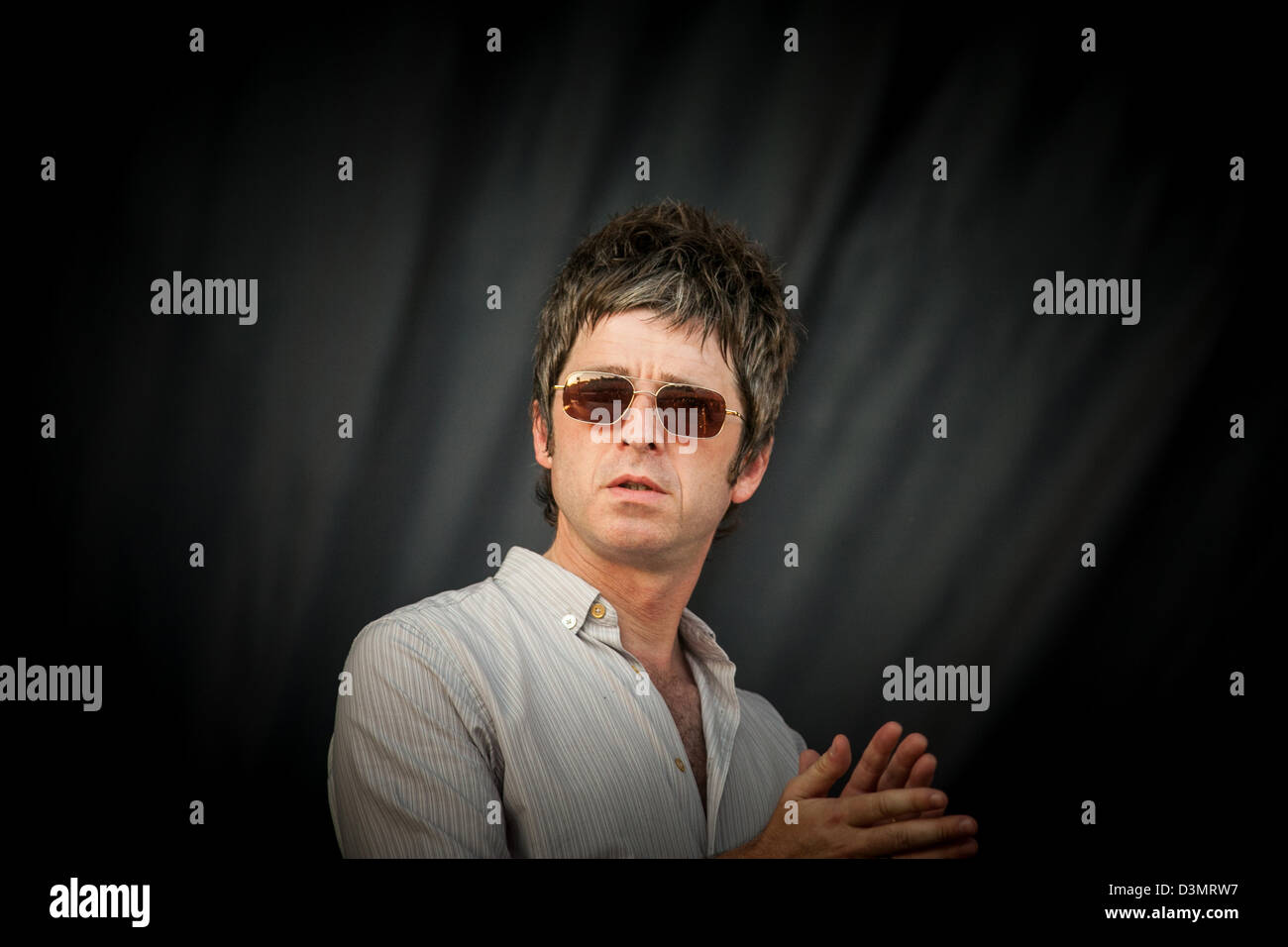 Dopo Oasis, Noel Gallagher di alta uccelli in volo in concerto a V festival, Chelmsford Essex REGNO UNITO Foto Stock