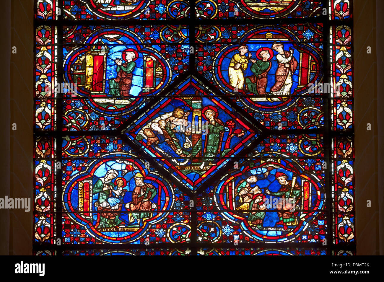 Windows medievale della cattedrale gotica di Chartres, Francia, dedicato alla vita di un miracolo di San Nicola. Foto Stock