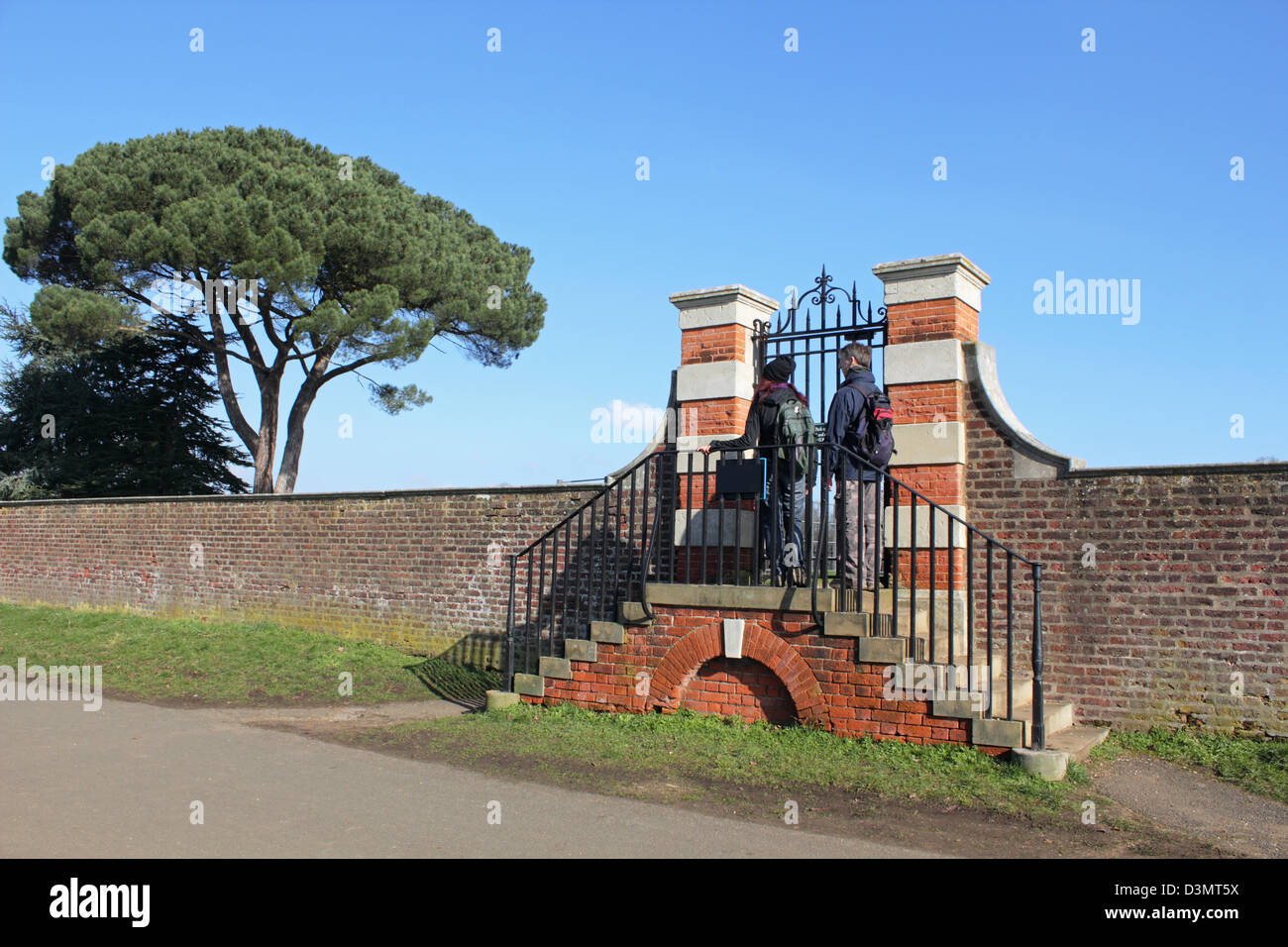 Cancello dalla chiatta a piedi lungo il Tamigi in Hampton Court Park (Home Park), England Regno Unito. Foto Stock