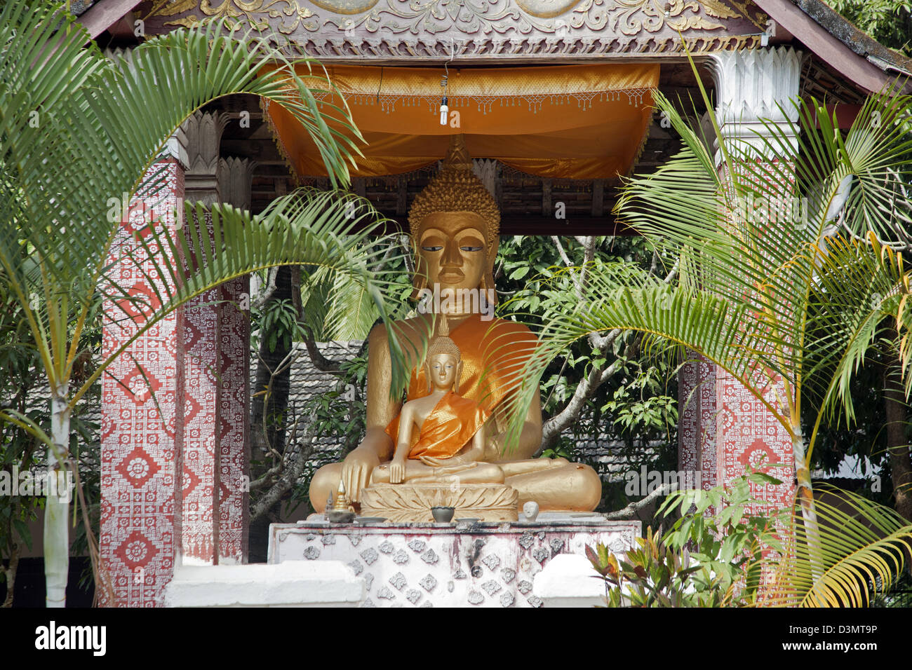 Udienza statua di Buddha nel tempio a Luang Prabang, Laos, sud-est asiatico Foto Stock