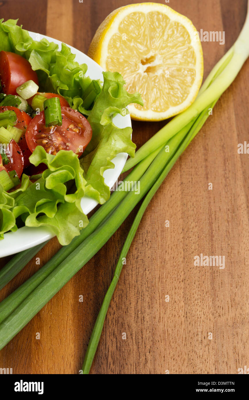 Luce fresca insalata con pomodorini e erba cipollina, su tavola Foto Stock