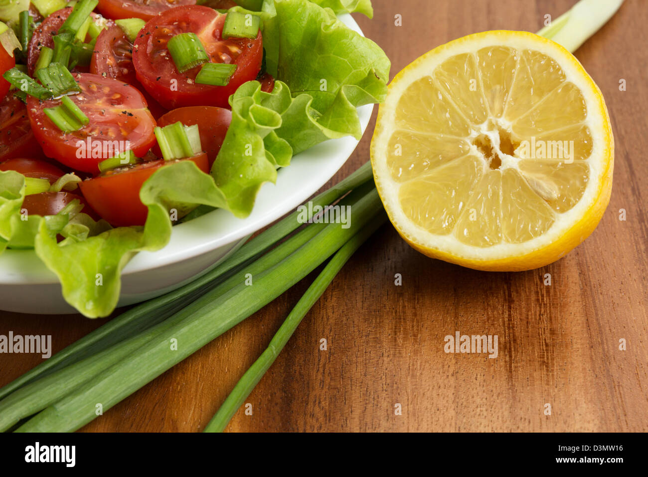 Luce fresca insalata con pomodorini e erba cipollina, su tavola Foto Stock