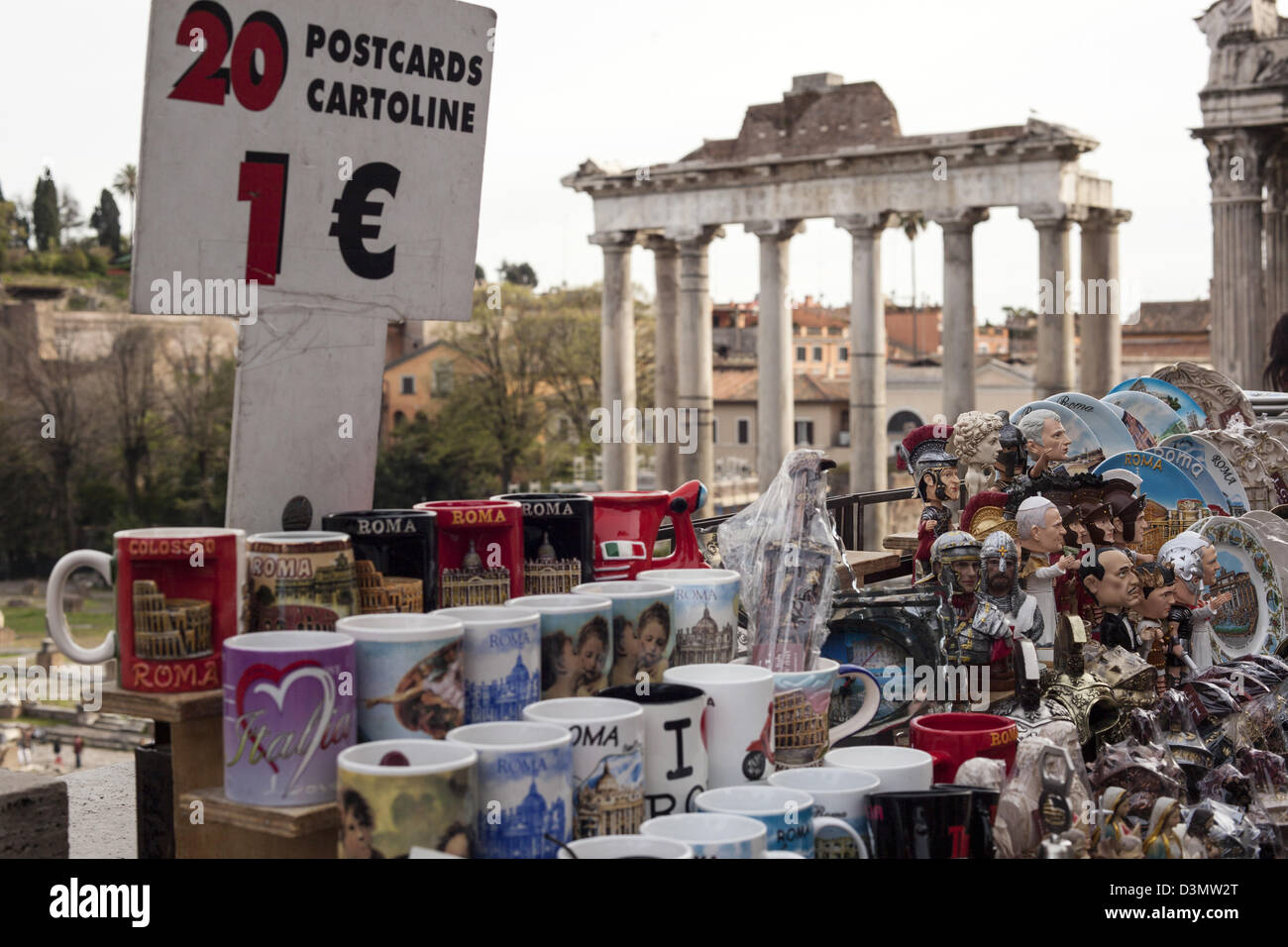 Appiccicoso souvenir per i turisti in vendita il prossimo toe antico foro romano rovine di Roma Italia Foto Stock