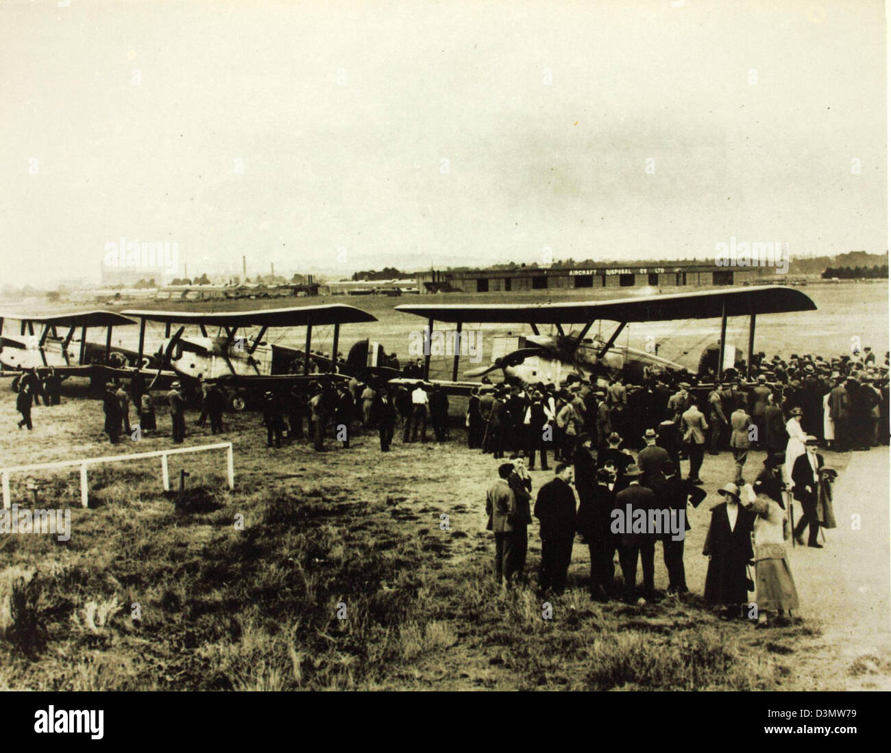 La Douglas World Cruise del 1924 segnò un traguardo storico nel campo dell'aviazione con la Douglas World Cruiser che completò il primo volo intorno al mondo, dimostrando capacità di volo a lunga distanza e avanzando la tecnologia aeronautica. Foto Stock
