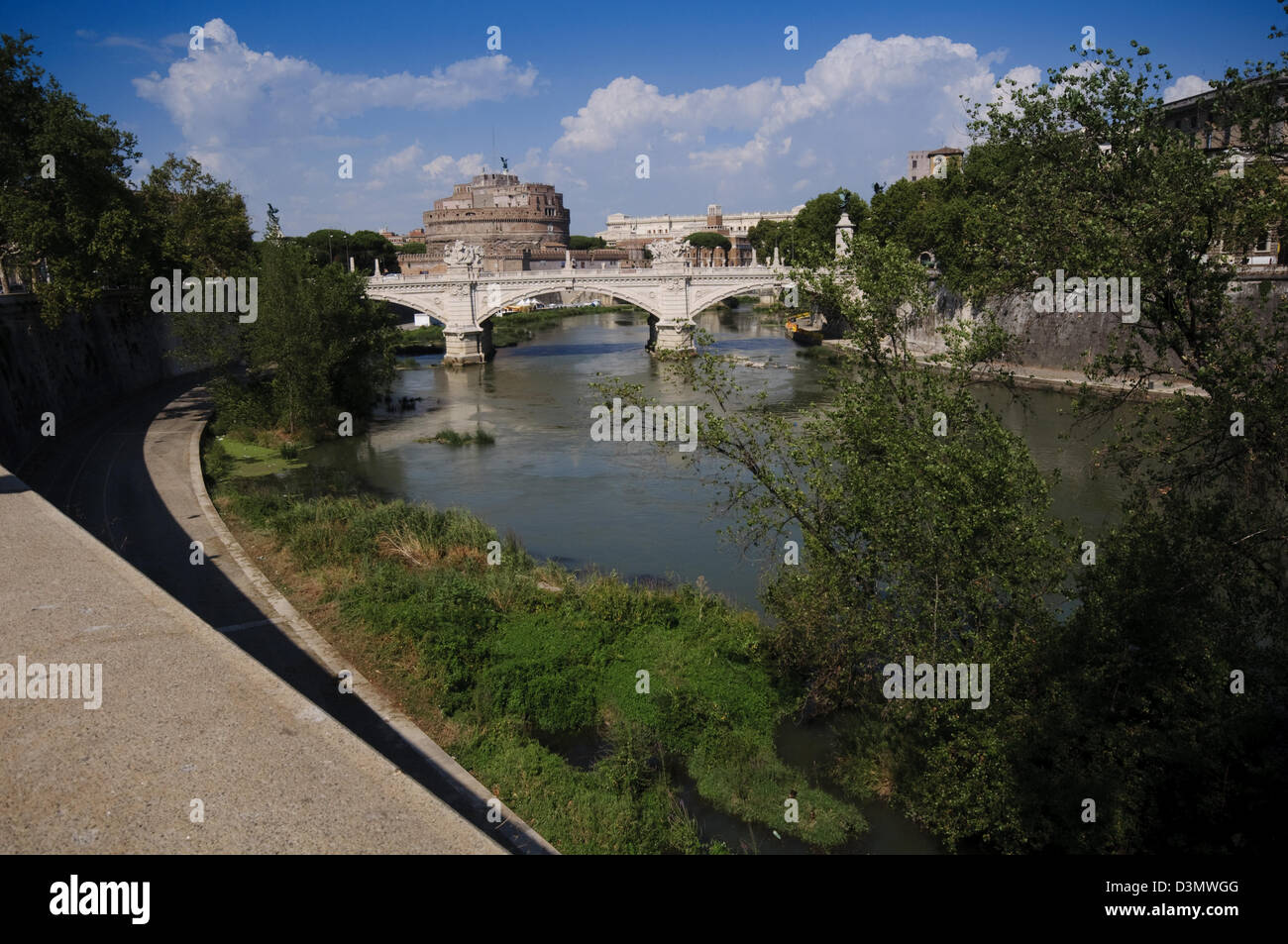 Italia Lazio Roma, il fiume Tevere, la fortezza papale di Castel Sant'Angelo Foto Stock