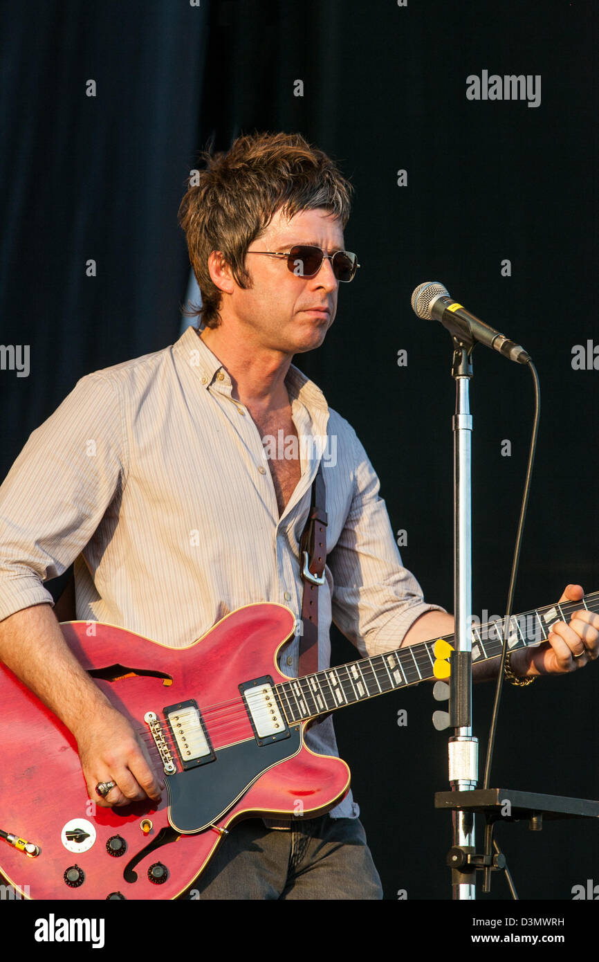 Dopo Oasis, Noel Gallagher di alta uccelli in volo in concerto a V festival, Chelmsford Essex REGNO UNITO Foto Stock