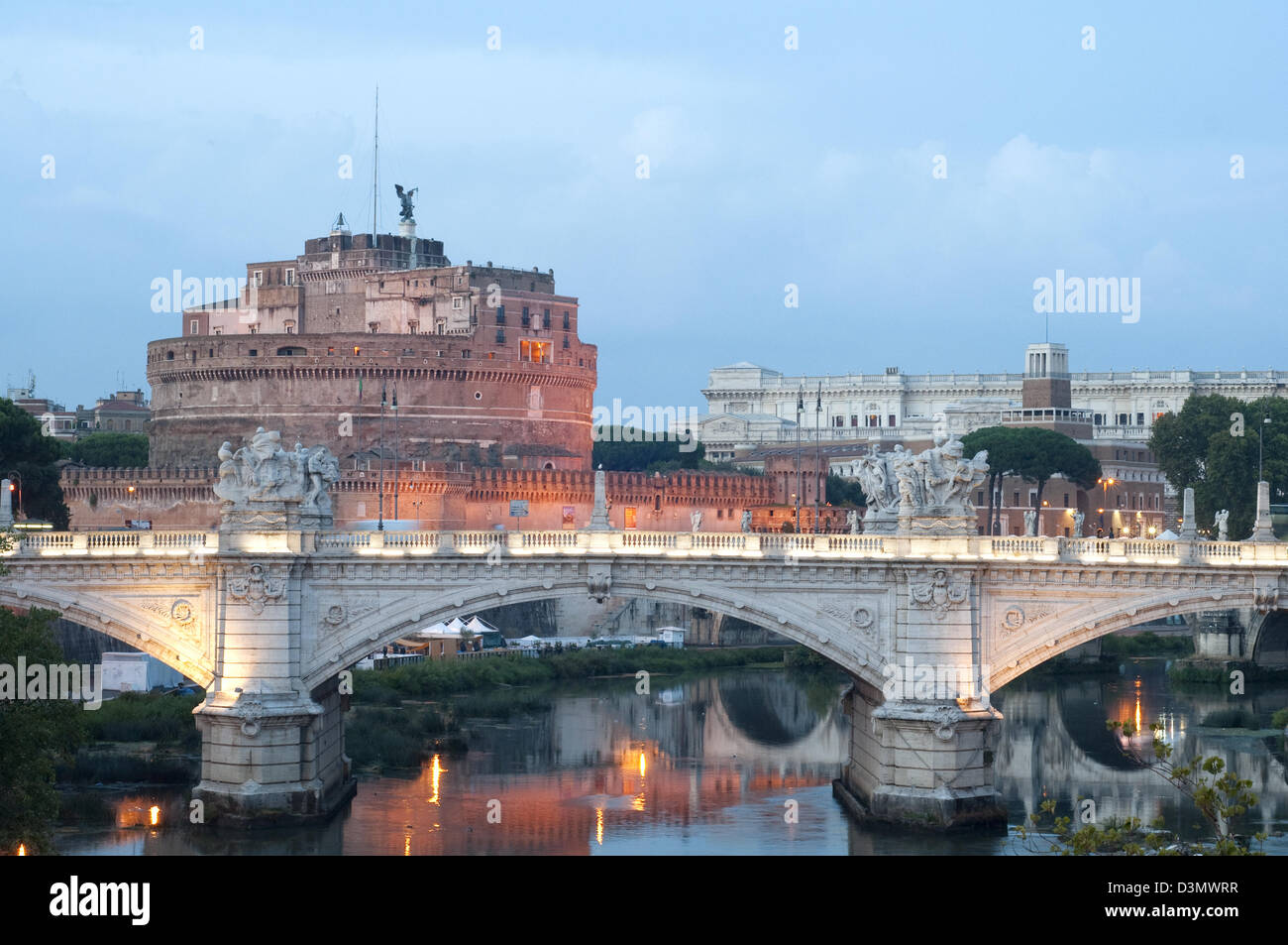 Italia Lazio Roma, il fiume Tevere, la fortezza papale di Castel Sant'Angelo visto da Vittorio Emanuele II Bridge Foto Stock