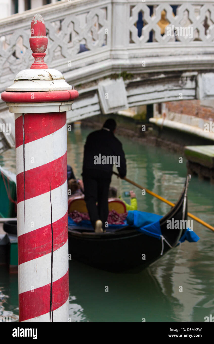 In Gondola e polo di ormeggio Venezia, Italia Foto Stock