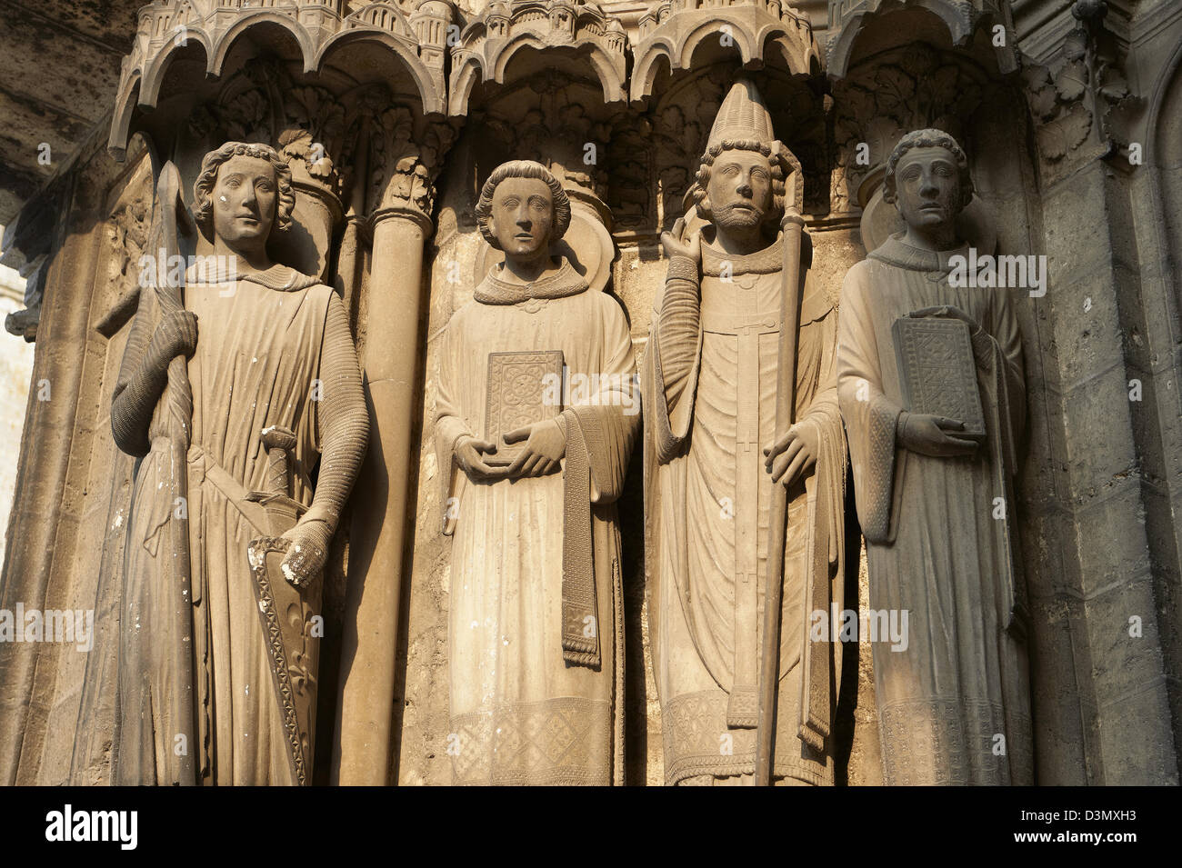 Statue in stile gotico della cattedrale di Chartres, Francia. . Un sito Patrimonio Mondiale dell'UNESCO. Foto Stock