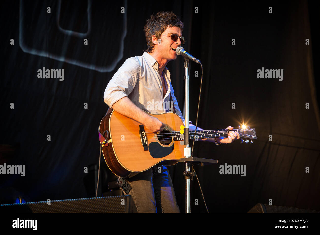 Dopo Oasis, Noel Gallagher di alta uccelli in volo in concerto a V festival, Chelmsford Essex REGNO UNITO Foto Stock