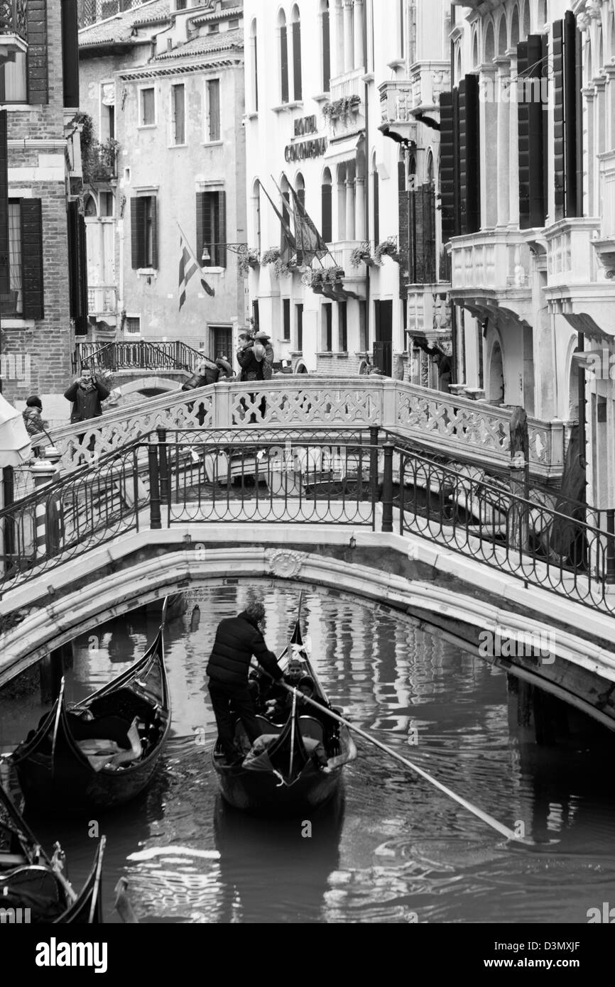 In gondola su un canale di Venezia, Italia Foto Stock