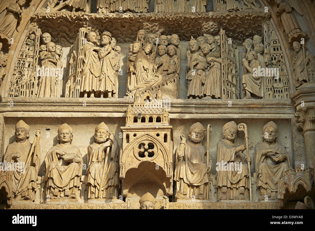 Statue gotiche sull'entrata ovest della cattedrale di Notre Dame, Amiens, Francia Foto Stock